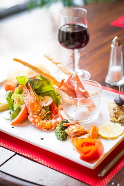 Hotel Restaurant Le Central Chateaurenard Bagian luar foto