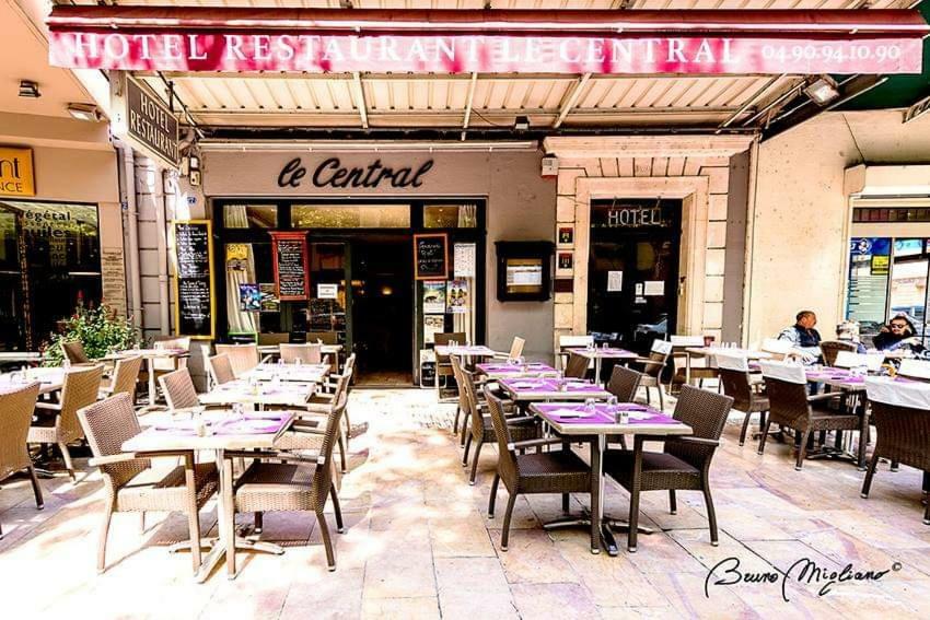 Hotel Restaurant Le Central Chateaurenard Bagian luar foto